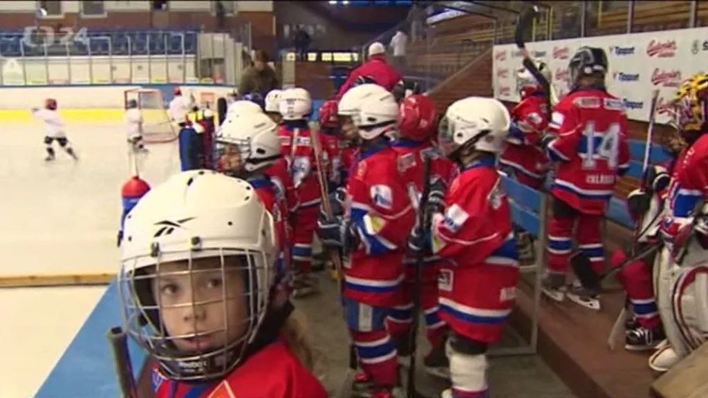 Žákovský hokej poznamenávají finanční i organizační spory