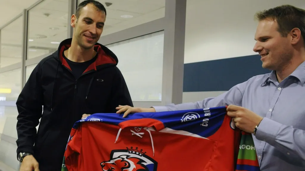 Zdeno Chára s dresem pražského Lva