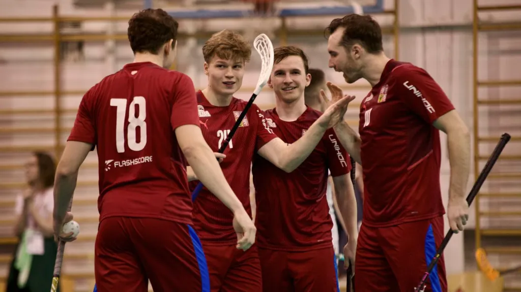 Čeští florbalisté oslavují gól v kvalifikaci o postup na MS