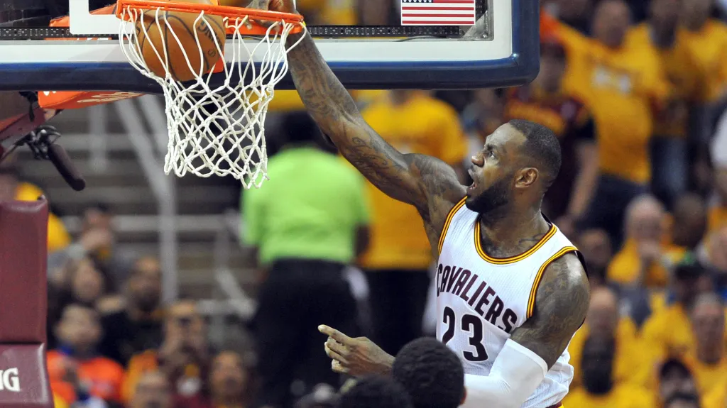 LeBron James z Clevelandu smečuje