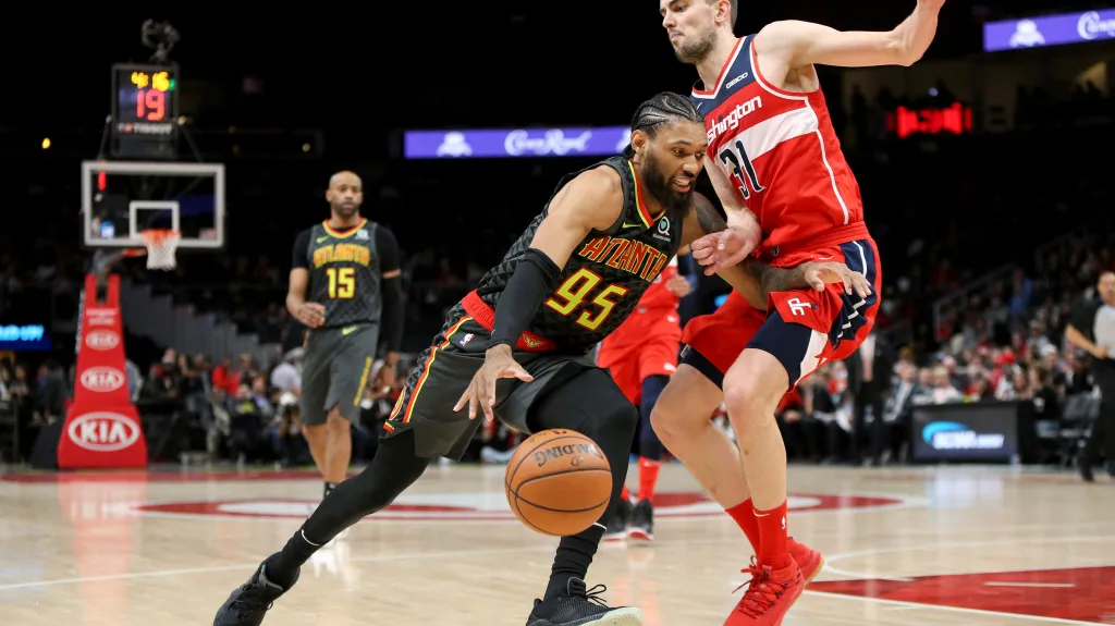 Tomáš Satoranský (vpravo) v utkání proti Atlantě