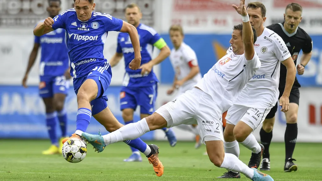 Mojmíra Chytila z Olomouce se snaží zastavit hradecký Vojtěch Smrž