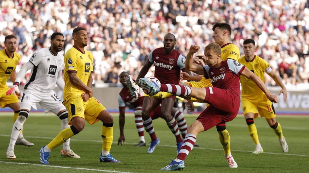 Tomáš Souček v utkání proti Sheffieldu United