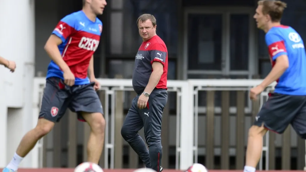 Trenér Pavel Vrba při tréninku fotbalové reprezentace