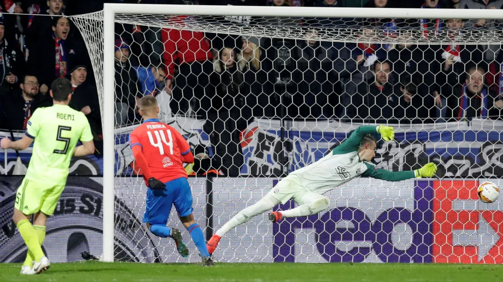 Plzeňský Luděk Pernica střílí gól do sítě Dinama Záhřeb