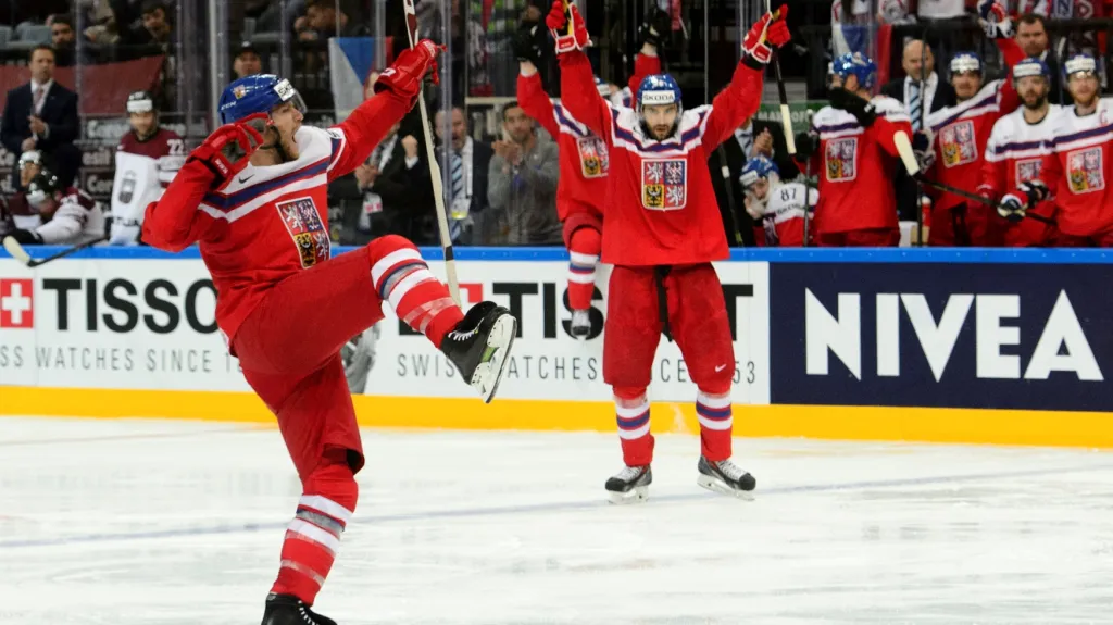 Slavící obránce českého týmu Michal Jordán