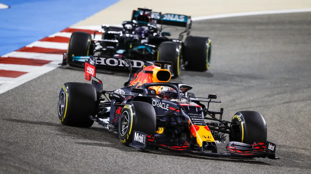 Lewis Hamilton před Maxem Verstappenem 