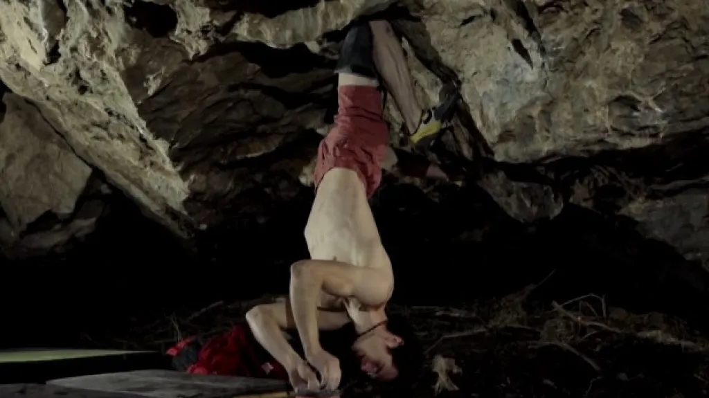 Ondra lezl v Moravském krasu