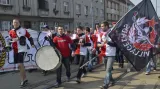 Pochod fanoušků Slavie směrem k Letné provázely drobné problémy