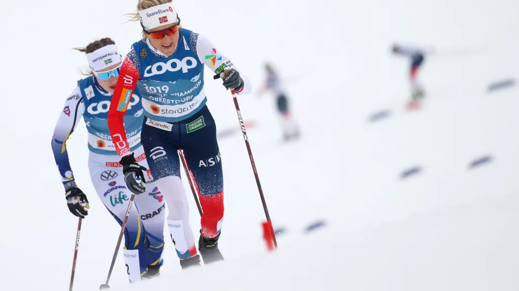 Therese Johaugová před Ebbou Anderssenovou