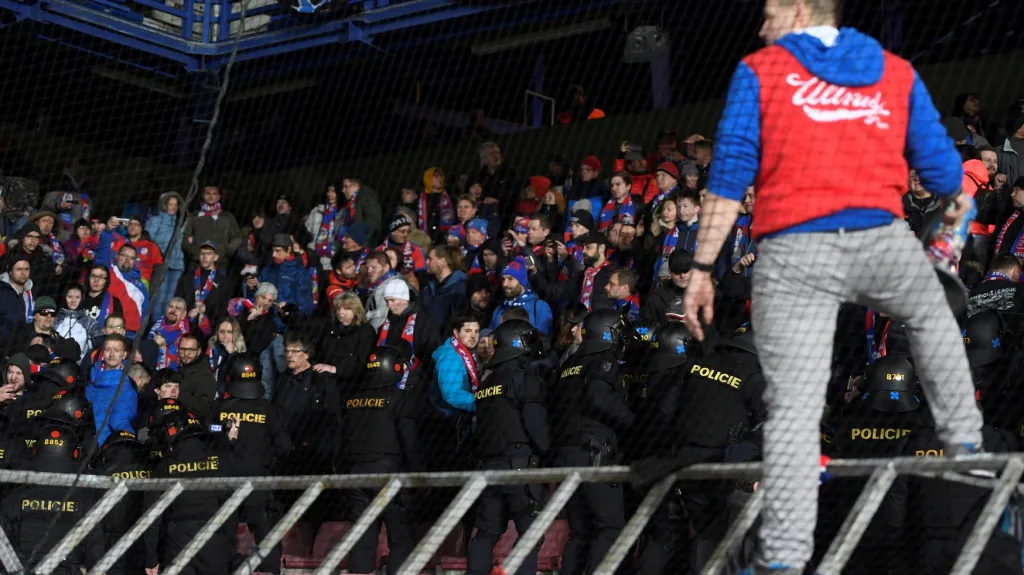 Policie zasahuje na Letné v kotli fanoušků Viktorie Plzeň