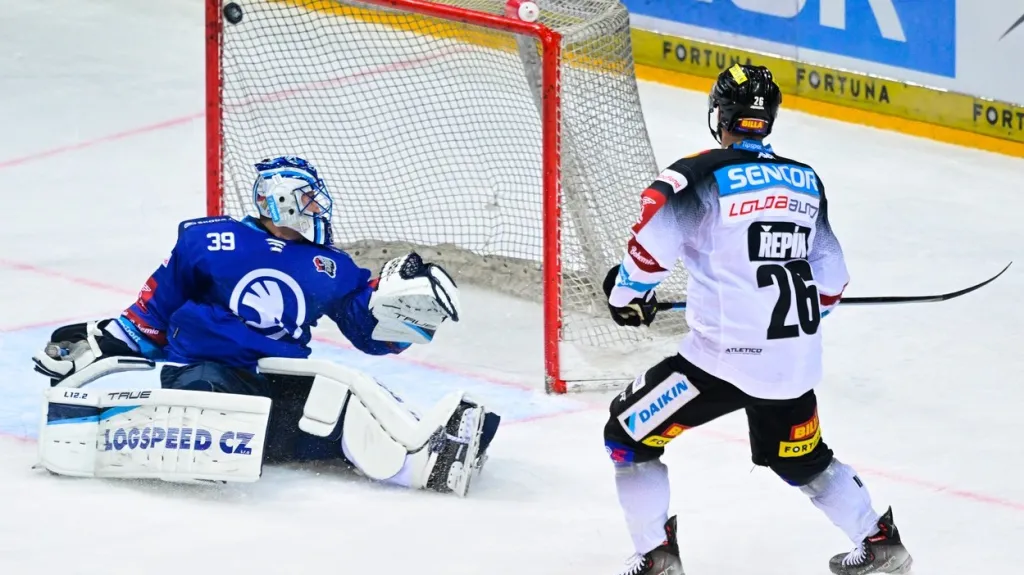 Michal Řepík překonal z nájezdu Dominika Pavláta