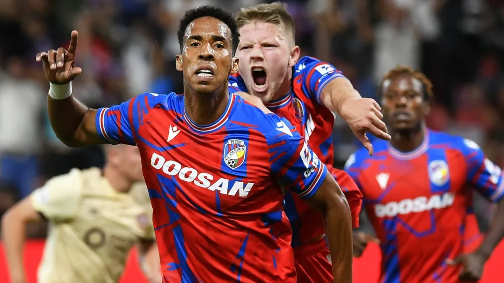 Fotbalisté Plzně se radují z gólu v síti Hearts