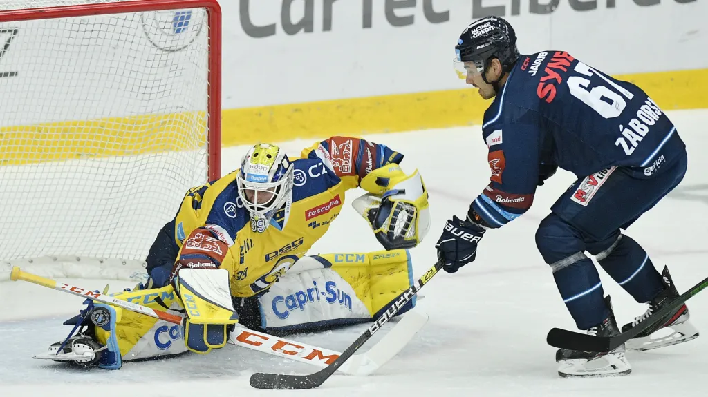 Tomáš Záborský z Liberce v šanci proti Liborovi Kašíkovi ze Zlína