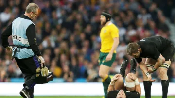 Dan Carter na zemi poté, co se stal terčem pozdní skládky