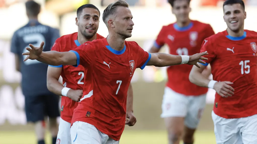 Antonín Barák po proměněné penaltě proti Severní Makedonii