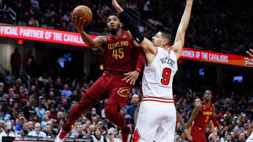 Donovan Mitchell (vlevo) v akci