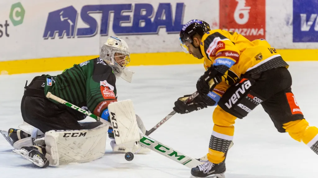 Brankář Karlových Varů Jan Bednář zasahuje proti Samsonu Mahbodovi