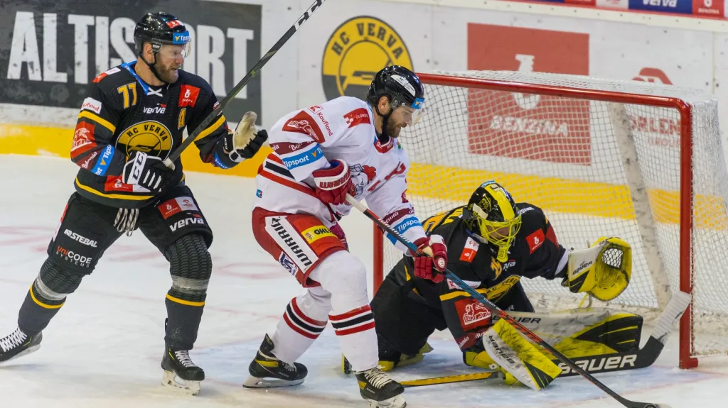 Olomoucký Jan Knotek před brankářem Denisem Godlou