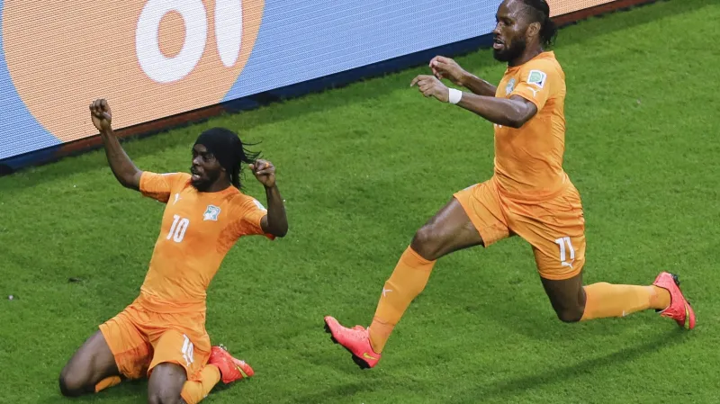 Gervinho (vlevo) společně s Didierem Drogbou slaví gól