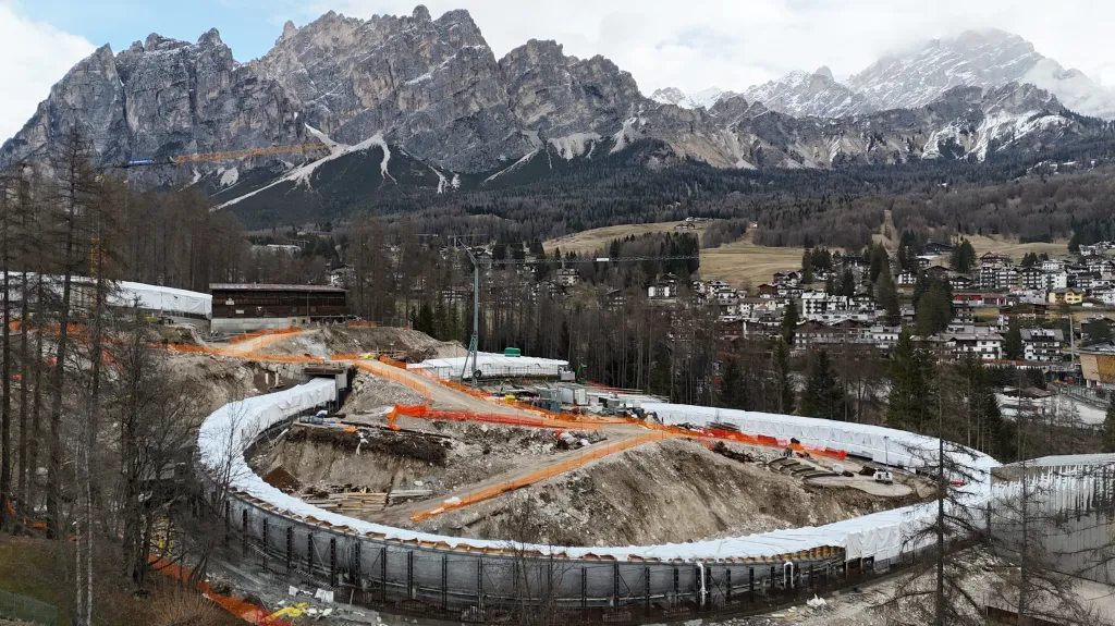 Rozestavěné ledové koryto v Cortině d'Ampezzo