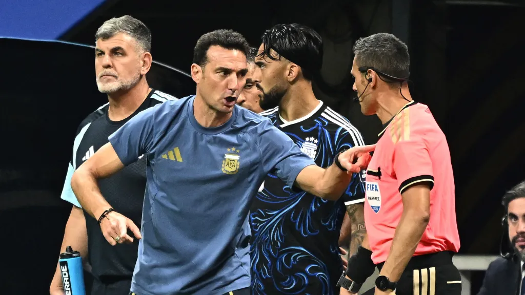 Argentinský trenér Lionel Scaloni v diskusi se čtvrtým rozhodčím