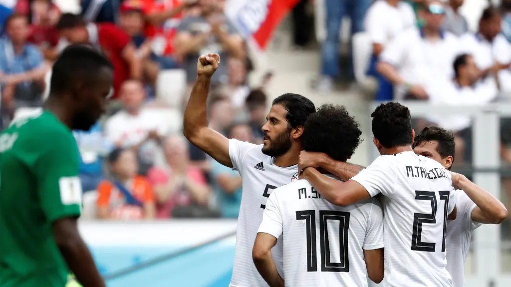 Fotbalisté Egypta se radují z gólu v síti Saúdské Arábie
