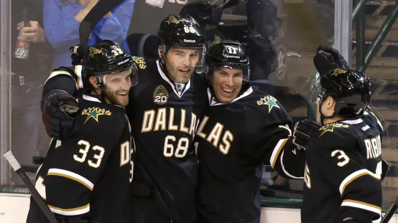 Jaromír Jágr se raduje se svými spoluhráči ze vstřelené branky