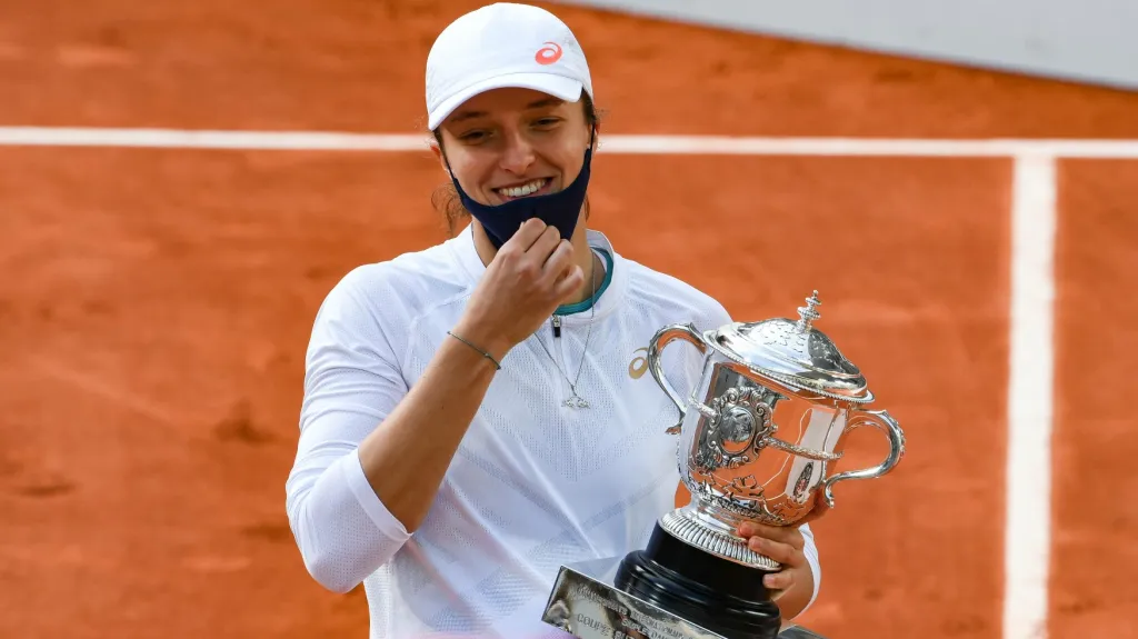 Iga Šwiateková s trofejí pro vítězku Roland Garros