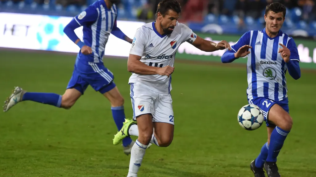 Lukáš Magera (vlevo) dohlíží na Milana Baroše (uprostřed)