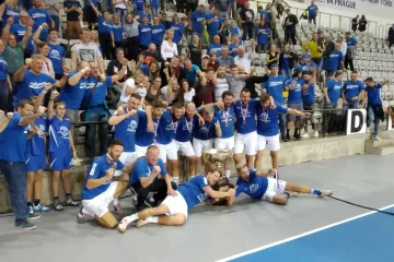 Nohejbalisté Čakovic slaví zisk titulu