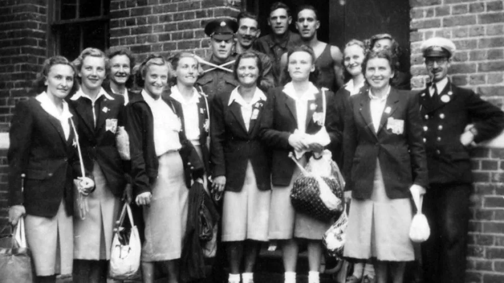 Československé gymnastky na LOH 1948 v Londýně (Eliška Misáková je třetí zprava, se síťovkou)