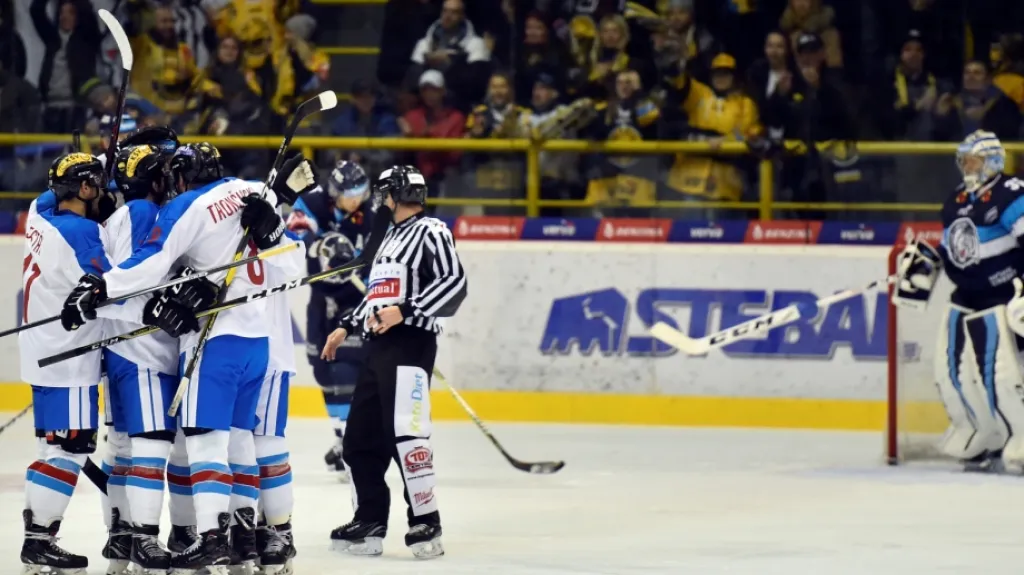 Litvínovští hokejisté se radují v utkání proti Liberci