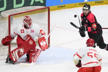 Sparťanský útočník Kryštof Hrabík zakončuje ze vzduchu proti Třinci