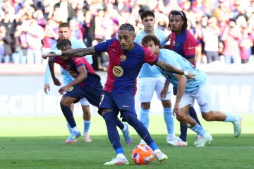 Barcelonský Raphinha při pokutovém kopu