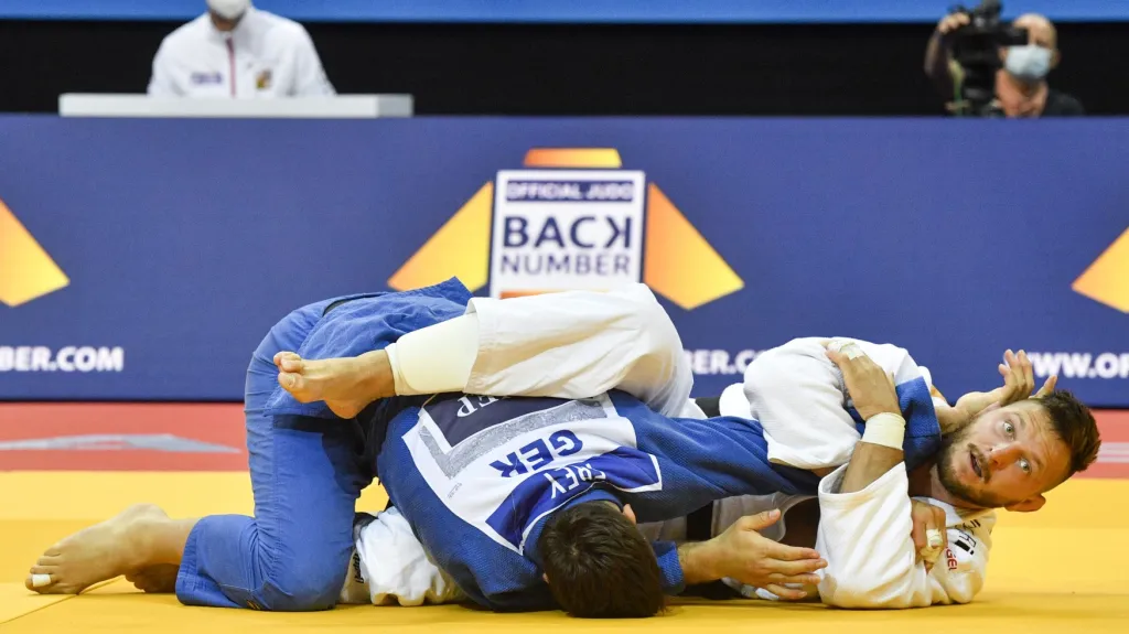 Lukáš Krpálek (vpravo) v souboji s Němcem Johannesem Freyem na ME