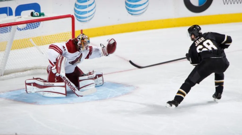 Jaromír Jágr proměňuje rozhodující nájezd proti brankáři Phoenixu