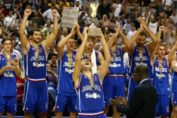 Basketbalisté Jugoslávie po vítězství na MS 2002