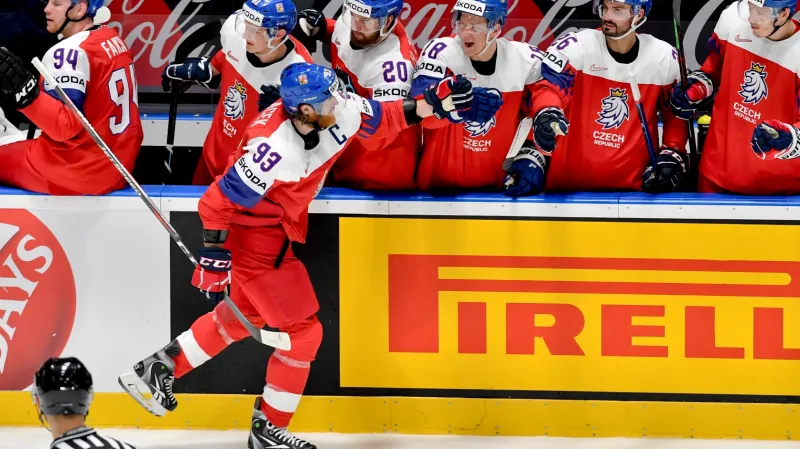 Jakub Voráček slaví společně se spoluhráči z reprezentace gól