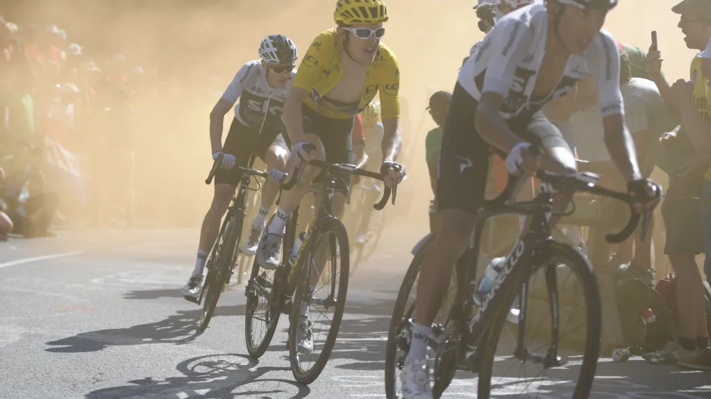 Egan Bernal táhne Gerainta Thomase na Alpe d'Huez