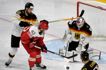 Německý brankář Danny Aus den Birken v zákroku proti Nichlasi Hardtovi z Dánska