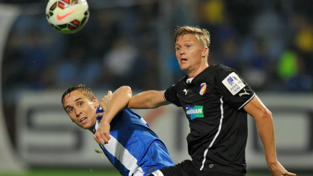 Josef Šural z Liberce (vlevo) bojuje o míč s Václavem Procházkou z Plzně