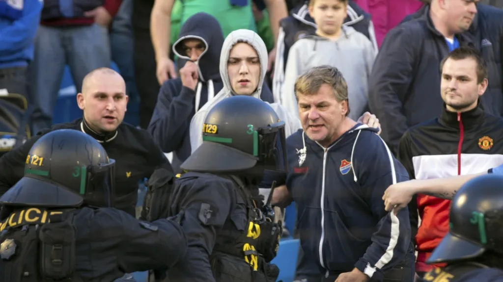 Policisté zasahují o přestávce v sektoru domácích fanoušků