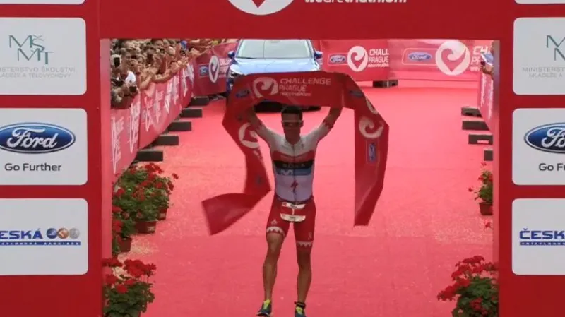 Závěr triatlonového závodu Challenge Prague 2018 s vítězným Gómezem