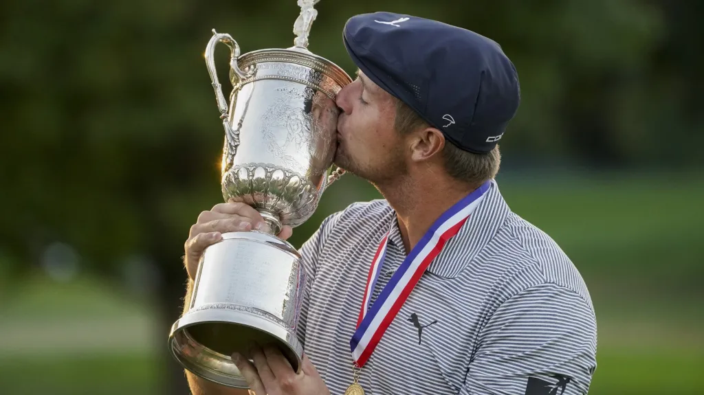 Bryson DeChambeau s trofejí pro vítěze US Open