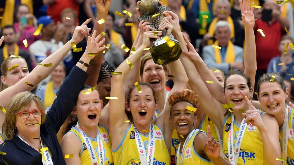 Hráčky USK Praha slaví vítězství v Eurolize