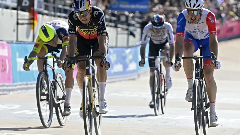 Wout van Aert poráží Stefana Künga v souboji o druhé místo