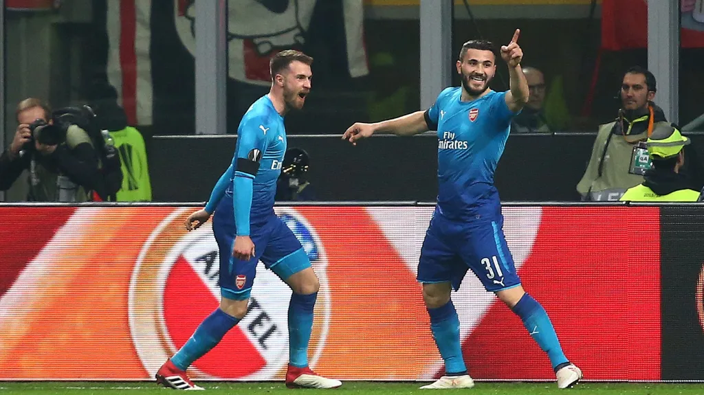 Fotbalisté Arsenalu se radují z gólu na San Siru