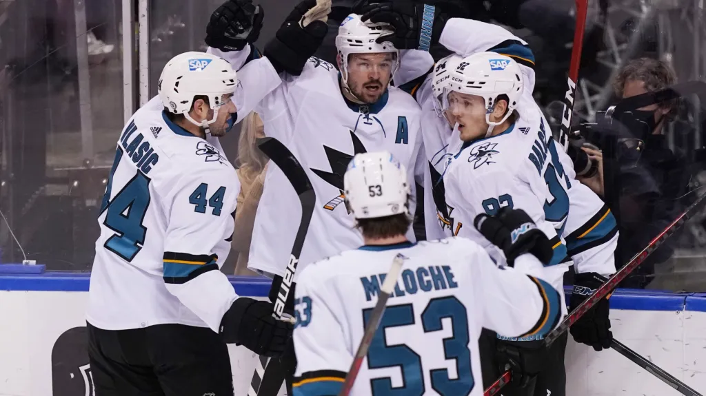 Tomáš Hertl (uprostřed) se raduje z gólu se spoluhráči ze San Jose