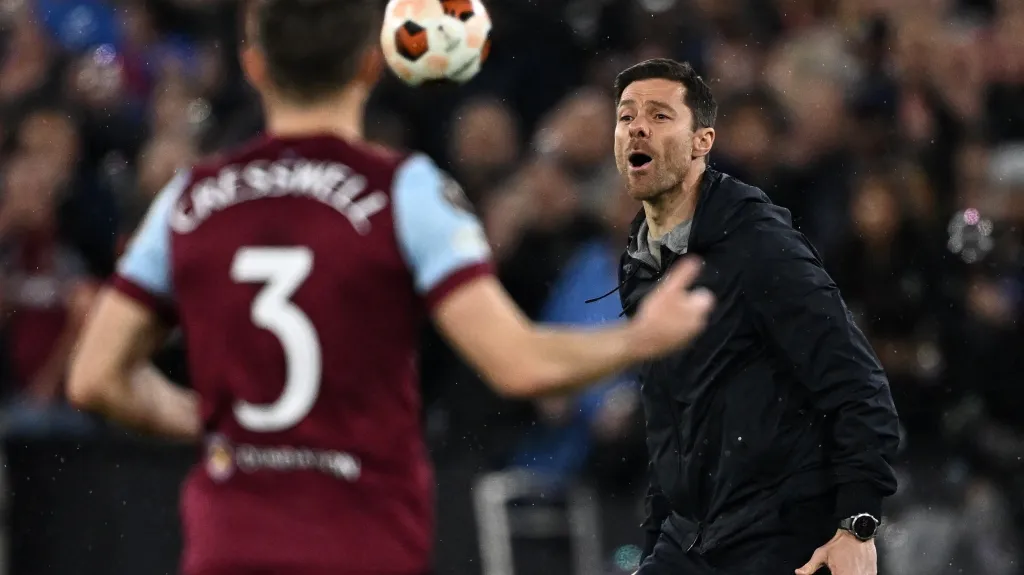 Trenér Leverkusenu Xabi Alonso během utkání s West Hamem